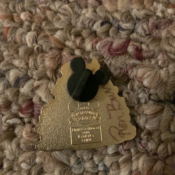 Signed Teddy Bear and Doll Festival 2002 Pin - Picture 2 of 2